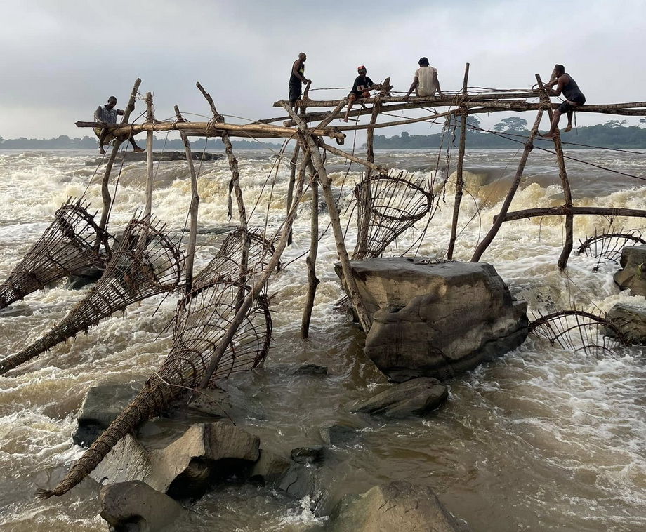 Wagenia people fishing